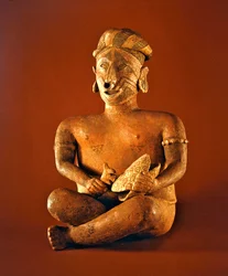 Figure assise avec tambour en carapace de tortue, culture Ixtlan Nayarit